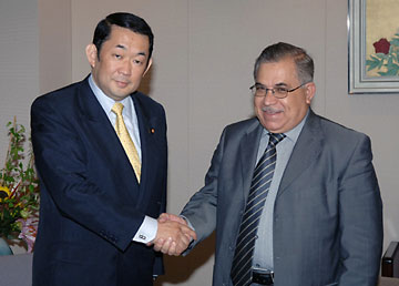 （写真）アル・ハイヤーニー・イラク外務省官房・領事担当次官表敬（平成18年5月23日）