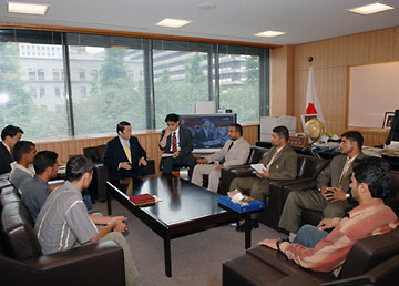 （写真）イラク空手関係者による金田副大臣表敬（平成18年5月29日）