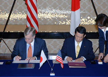 （写真）日米刑事共助条約批准書交換式典（シーファー大使と金田副大臣）（平成18年6月21日）