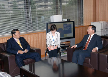 （写真）アオ・マカオ政府運輸工務長官表敬（平成18年7月27日）