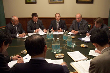 （写真）キリエンコ露連邦原子力局長官との会談（平成18年8月30日）