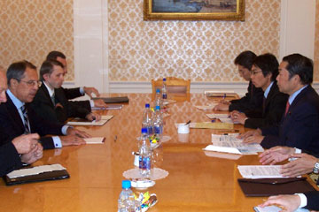 （写真）ラブロフ露外相との会談（平成18年8月30日）