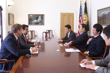 （写真）バティアUSTR次席代表との会談（平成18年9月6日）