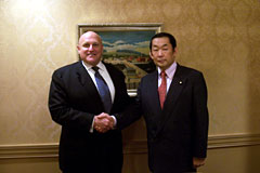 （写真）（アーミテージ元国務副長官との会談）