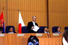 （写真）一行を歓迎し挨拶する木村副大臣