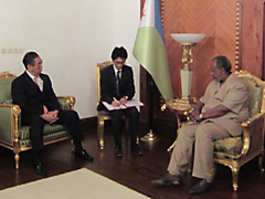 ゲレ大統領と会談する松本外務副大臣