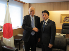 （写真）コルグライザー米国務省科学技術顧問による松山外務副大臣表敬