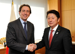 （写真）ミュラー世界銀行副総裁による松山外務副大臣表敬