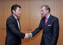 （写真）マーク・ダイブル世界エイズ・結核・マラリア対策基金（世界基金）事務局長による松山外務副大臣表敬