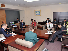 （写真）国連機関駐日代表による榛葉外務副大臣への合同表敬(概要)-3