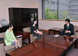 （写真）紺野美沙子・国連開発計画(UNDP)親善大使による榛葉外務副大臣表敬-2