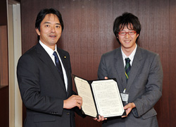 （写真）榛葉外務副大臣への軍縮・不拡散に関する提言書提出（国際ステューデント・プレゼンテーション-1）