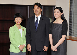 （写真）紺野美沙子・国連開発計画(UNDP)親善大使による榛葉外務副大臣表敬-1