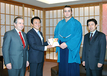 （写真）琴欧州関に対する平成17年度草の根文化無償資金協力目録贈呈（平成18年2月8日）