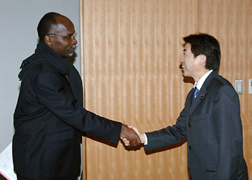 （写真）サロマン南部アフリカ開発共同体（SADC）事務局長の塩崎副大臣表敬（平成18年3月7日）