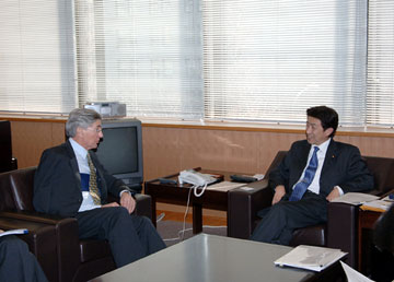 （写真）マッキンレー国際移住機関（IOM）事務局長の塩崎副大臣表敬（平成18年3月7日）