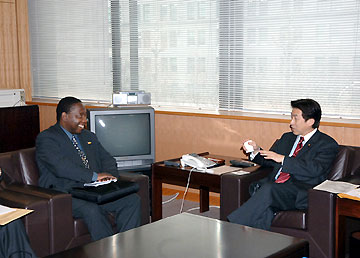 （写真）ムカベレNEPAD事務局長の塩崎副大臣表（平成18年3月9日）