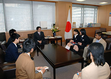 （写真）平成17年度奥・井ノ上記念日本青少年国連訪問団による塩崎副大臣表敬（平成18年3月22日）