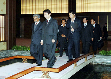 （写真）塩崎副大臣主催アルカティリ東チモール首相との夕食会（平成18年3月22日）