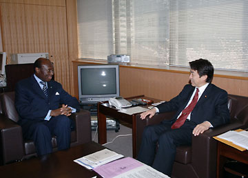 （写真）ディウフ国連開発計画（UNDP）TICD部長による塩崎副大臣表敬（平成18年3月28日）