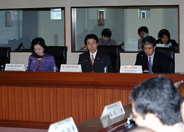 （写真）第1回「中央アジア＋日本」知的対話（東京対話）塩崎副大臣基調演説（平成18年3月30日）