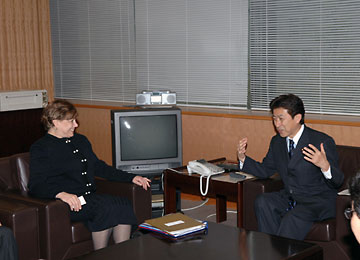 （写真）ベネマン・ユニセフ事務局長の塩崎副大臣表敬（平成18年4月11日）