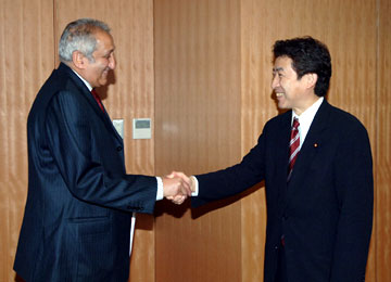 （写真）パハッド南アフリカ外務副大臣による塩崎副大臣表敬（平成18年4月19日）