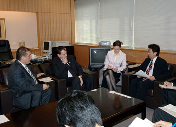 （写真）オガニャン露連邦院経済政策・企業活動・資産委員会委員長による表敬（平成18年4月19日）