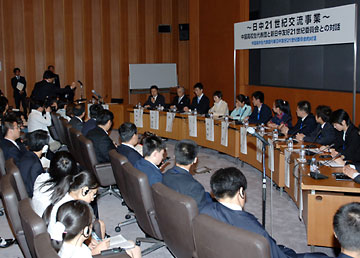 （写真）日中友好21世紀委員会委員との対話（左端：塩崎副大臣、平成18年5月17日）