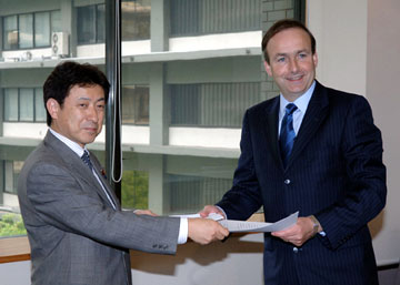 （写真）日・アイルランド　ワーキング・ホリデー制度導入（マーティン企業・貿易・雇用大臣と塩崎副大臣の口上書交換式）（平成18年6月28日）