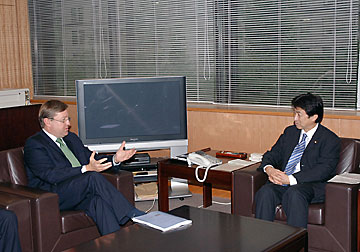 （写真）ファン・スカルクヴェイク南アフリカ環境・観光大臣表敬（平成18年8月1日）