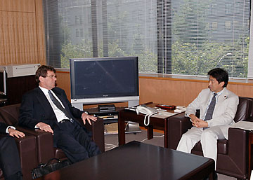 （写真）リースク・ニュージーランド外務貿易省副次官表敬（平成18年9月5日）