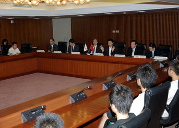 （写真）「日中21世紀交流事業」中国高校生長期招聘第1期生表敬（平成18年9月8日）