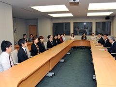 写真：日本人若手日本語教員による高橋外務副大臣表敬について