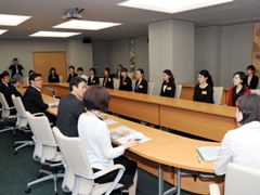 写真：日本人若手日本語教員による高橋外務副大臣表敬について