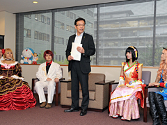 （写真）「世界コスプレサミット2011」各国代表による高橋外務副大臣表敬訪問-2