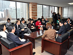 （写真）在米日系人リーダー招聘プログラム一行の武正副大臣表敬