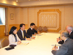 （写真：会談の様子）