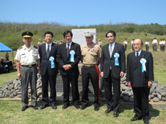 （写真）平成23年度日米硫黄島戦没者合同慰霊追悼顕彰式等への山口外務副大臣の出席-1