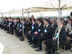 （写真）平成23年度日米硫黄島戦没者合同慰霊追悼顕彰式等への山口外務副大臣の出席-2
