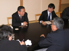 (写真)山根外務副大臣とメディーナ・キューバ外務省第一次官との昼食会-2