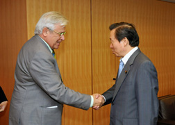 （写真）山根外務副大臣とクロスUN-HABITAT事務局長との懇談1