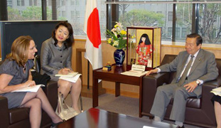 （写真）山根外務副大臣とグリンスパン国連開発計画（UNDP）副総裁との懇談