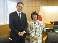 （写真）クレヘンビュール赤十字国際委員会（ICRC）事業総局長による阿部外務大臣政務官表敬