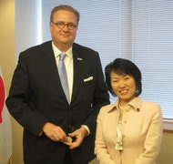 （写真）リチャード・ディクタス国連ボランティア計画（UNV）事務局長による阿部外務大臣政務官表敬