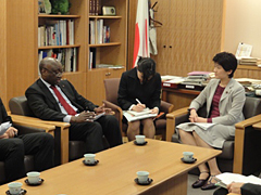 （写真）西村外務大臣政務官とカベルカ・アフリカ開発銀行（AfDB）総裁との会談