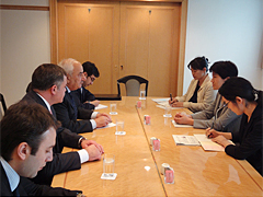 （写真）西村外務大臣政務官とシャリホフ・アゼルバイジャン副首相との会談-1