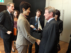 （写真）クシュネール仏外務大臣と