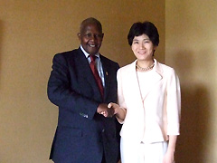 （写真）クテサ・ウガンダ外務大臣と握手する西村外務大臣政務官