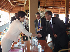 （写真）ユスフ・ジブチ外務大臣と握手する西村外務大臣政務官